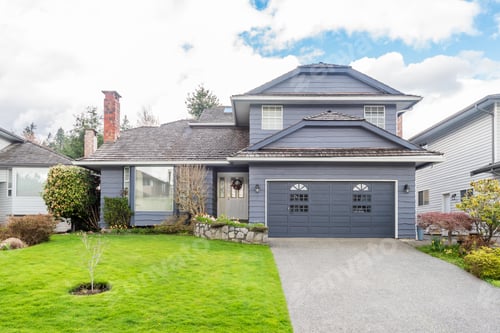 Preview: Houses In Suburb At Summer In The North America. Luxury Houses With Nice Landscape.