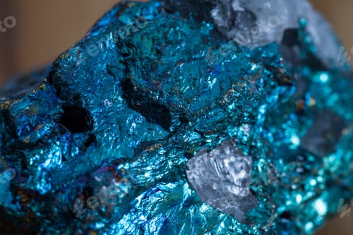 Vista previa: Close Up Of A Beautiful Rock With Vivid Color And Various Crystals In Various Shoes And Sizes