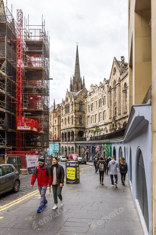 Preview: Edinburgh Scotland - September 13 2019: People Walking On The Sidewalks Of Old Town Edinburgh, Uk