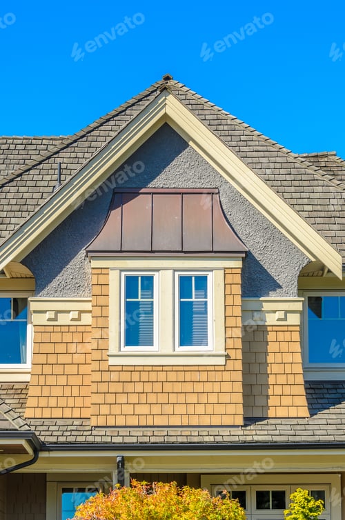 Vorschau: Das Dach des Hauses mit schönem Fenster.
