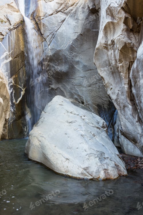 Vorschau: Dies ist eine Nahaufnahme eines Wasserfalls in der südkalifornischen Wüste, das Wasser fließt durch den
