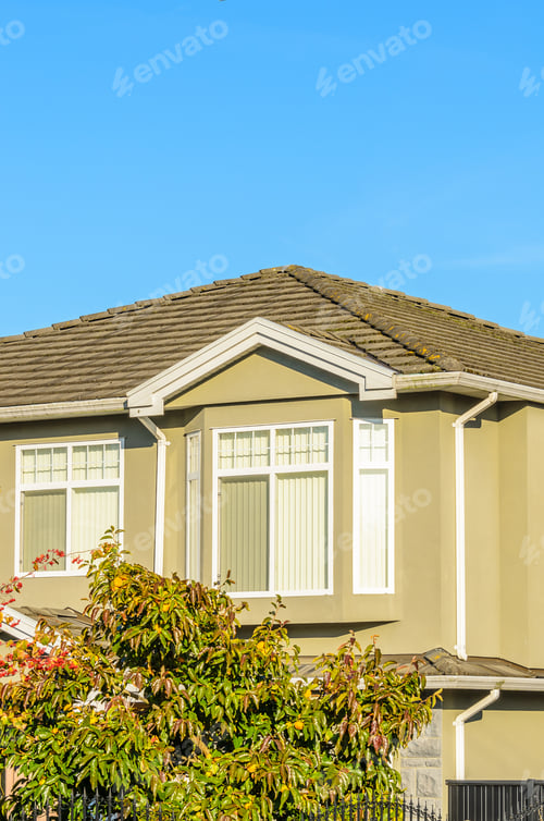 Aperçu: The Top Of The House Or Apartment Building With Nice Window.