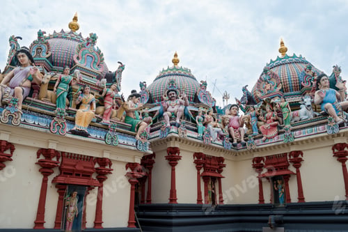 Preview: Sri Mariammman, Singapore, November 2017 - View Of Some Hindu Sculptures At The Top Of The Srines
