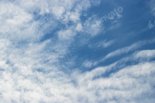 Vorschau: Strahlend blauer Himmel mit vielen Wolken an einem schönen Tag