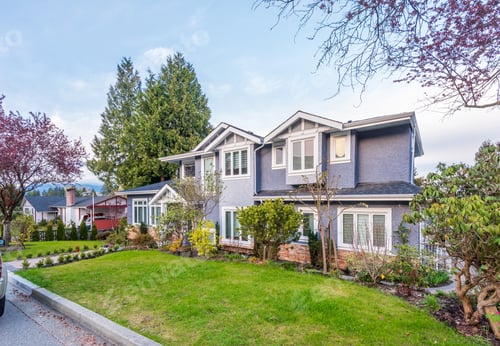 Aperçu: Houses In Suburb At Summer In The North America. Luxury Houses With Nice Landscape.