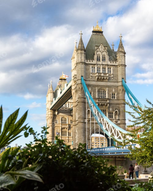 Preview: London - September 05 2019: Beautiful Afternoon In London With Afternoon Sunshine On The Tower