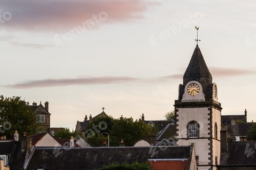Vista previa: South Queensferry, Escocia - 16 de septiembre de 2019: Primer plano de la Torre del Reloj en el Castillo Negro