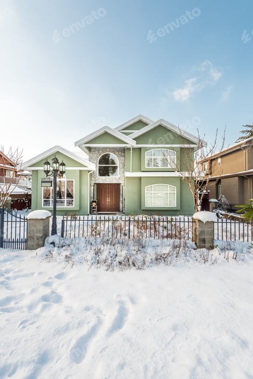 Aperçu: A Typical American House In Winter. Snow Covered.