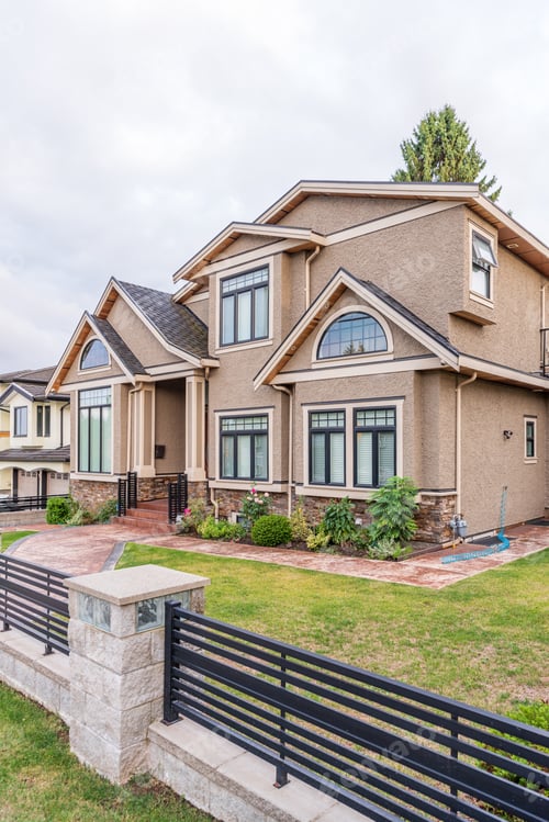 Aperçu: Houses In Suburb At Summer In The North America. Luxury Houses With Nice Landscape.