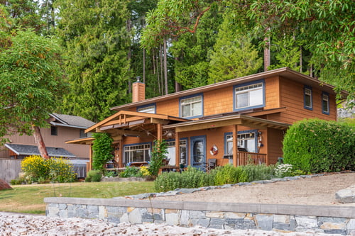 Preview: Houses In Suburb At Summer In The North America. Luxury Houses With Nice Landscape.