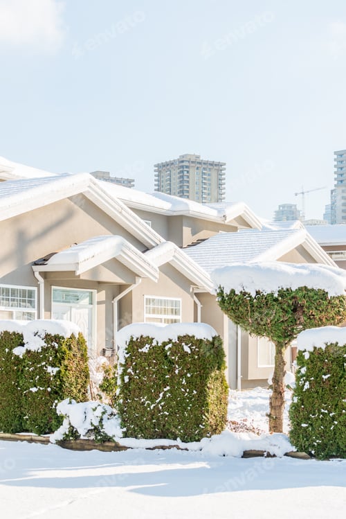 Aperçu: A Typical American House In Winter. Snow Covered.