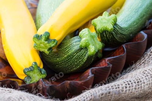Vista previa: Close Up Of A Bunch Of Freshly Picked Organic Green And Yellow Zucchini