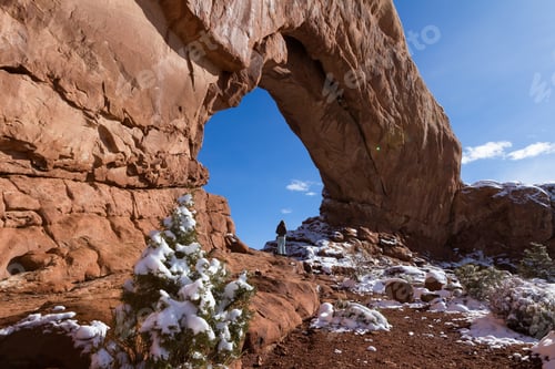 Aperçu: Beautiful Formation Known As North Window In Arches National Park With A Person Standing At The