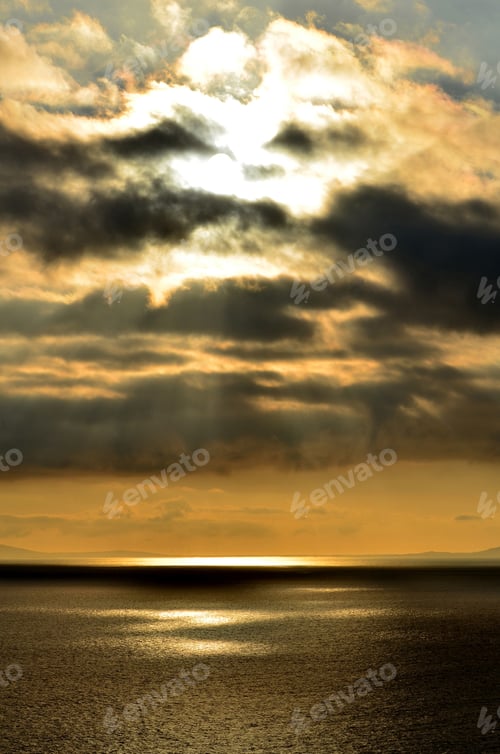 Vorschau: Atemberaubender Himmel auf der Isle of Skye mit Wasser darunter
