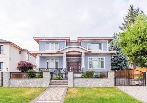 Aperçu: Houses In Suburb At Summer In The North America. Luxury Houses With Nice Landscape.