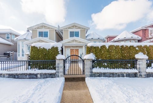 Aperçu: A Typical American House In Winter. Snow Covered.