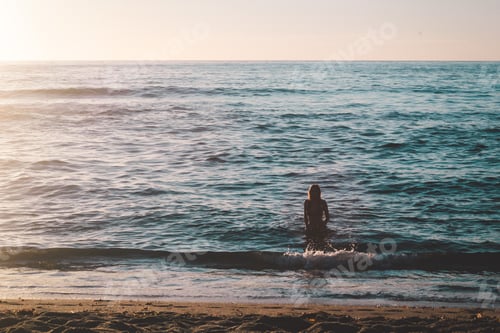 Vorschau: Foto eines stilvollen Mädchens am Strand in Kalifornien