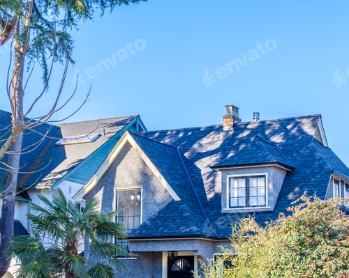 Aperçu: The Top Of The House Or Apartment Building With Nice Window.