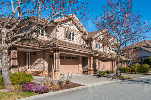 Aperçu: Houses In Suburb At Summer In The North America. Luxury Houses With Nice Landscape.