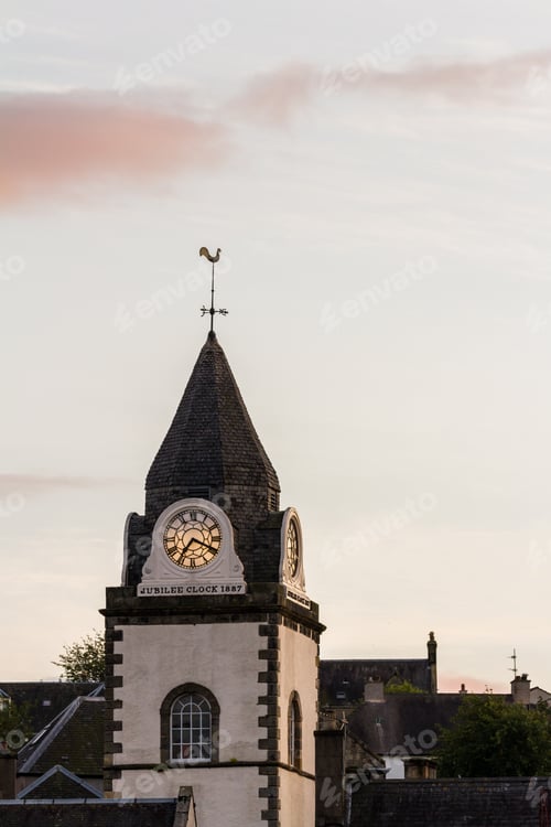Vista previa: South Queensferry, Escocia - 16 de septiembre de 2019: Primer plano de la Torre del Reloj en el Castillo Negro