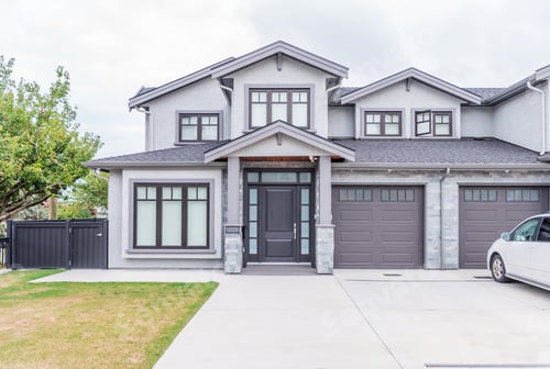Preview: Houses In Suburb At Summer In The North America. Luxury Houses With Nice Landscape.
