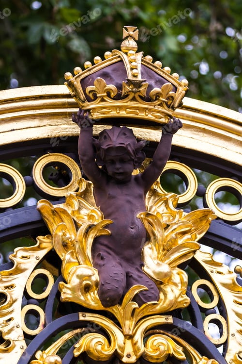 Preview: London - September 06 2019: Close Up Of A Cherub Holding A Crown On The Canada Gates, London