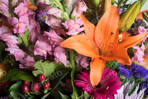 Preview: Closeup Of Mixed Flower Bouquet With Liliac Asters