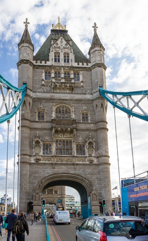 Preview: London - September 05 2019: Heavy Traffic On The Tower Bridge With Pedestrians, Cyclists And