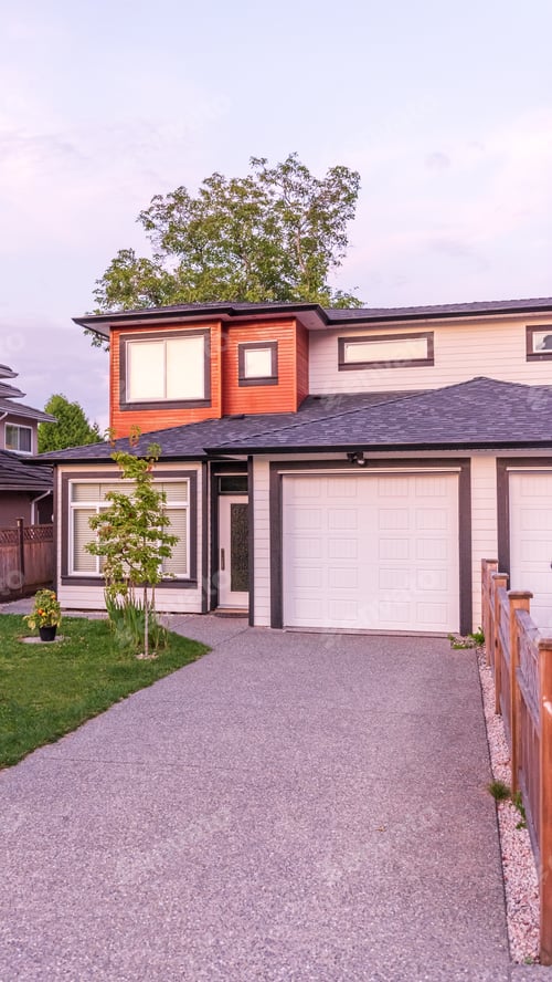 Aperçu: Houses In Suburb At Summer In The North America. Luxury Houses With Nice Landscape.