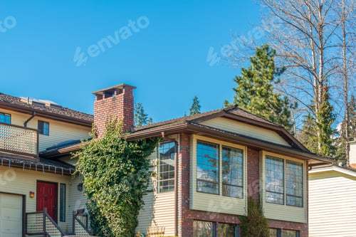 Aperçu: The Top Of The House Or Apartment Building With Nice Window