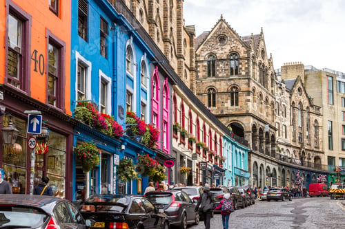 Preview: Edinburgh Scotland - September 13 2019: People Walking On The Sidewalks Of Old Town Edinburgh, Uk