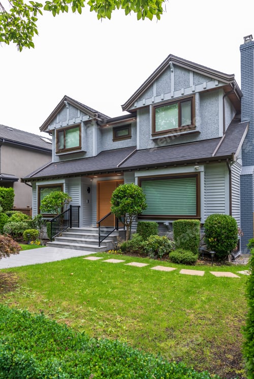 Preview: Houses In Suburb At Summer In The North America. Luxury Houses With Nice Landscape.