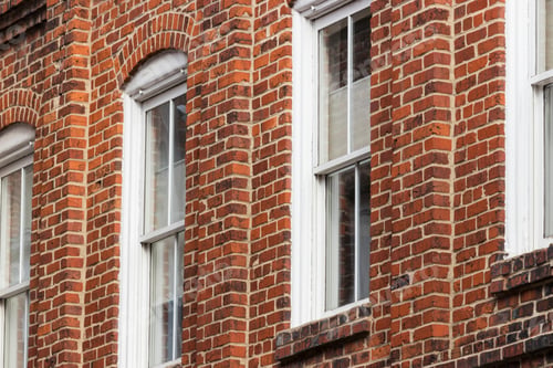 Vorschau: Rechteckige Fenster in der alten Backsteinmauer