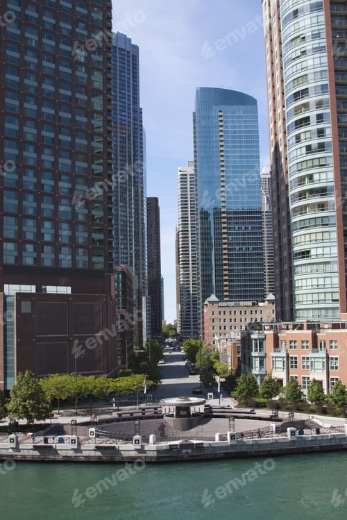 Preview: View Of Skyscrapers And The River In Downtown Chicago