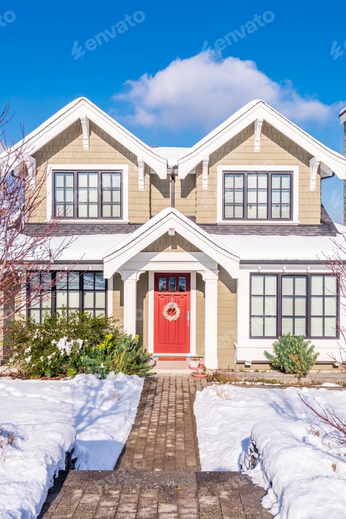 Aperçu: A Typical American House In Winter. Snow Covered.