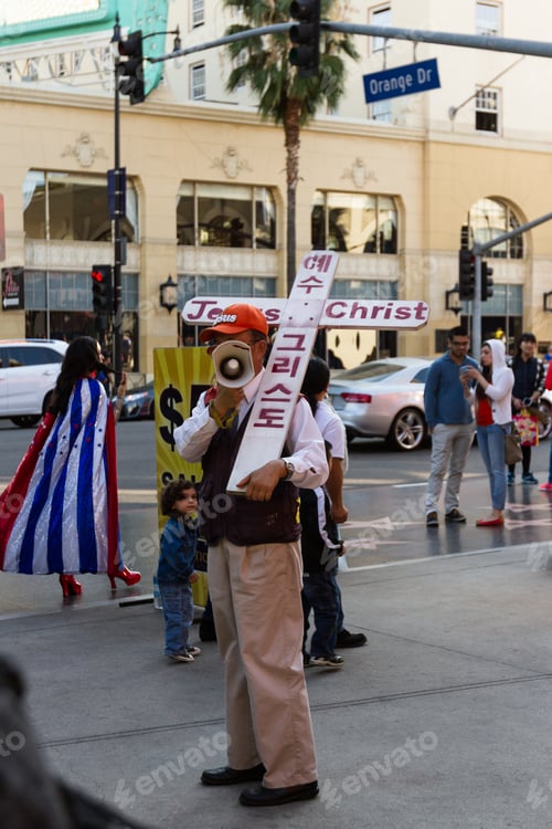 Preview: Hollywood Blvd, Hollywood, California - February 08 :Unknown Man Walking The Streets With A