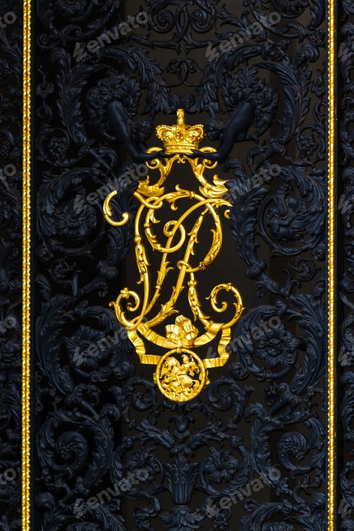 Preview: London - September 06 2019: Close Up Of A Gate With Two Cherubs Placing A Golden Crown On A Capital