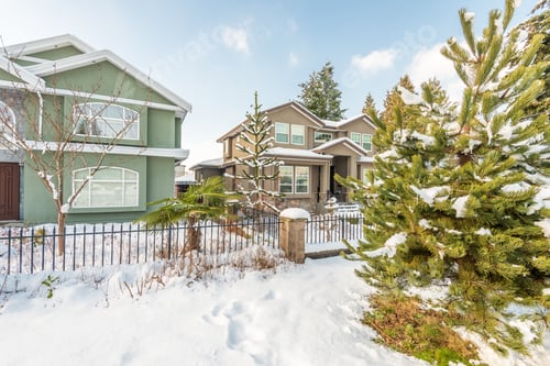 Aperçu: A Typical American House In Winter. Snow Covered.