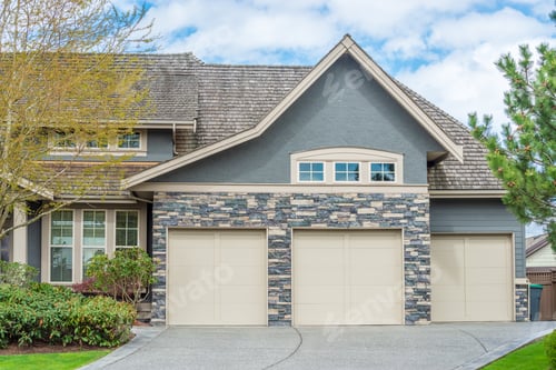 Vorschau: Garagentor in einem Luxushaus in Vancouver, Kanada.