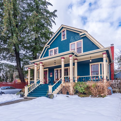 Aperçu: An Old American House In Winter. Snow Covered.