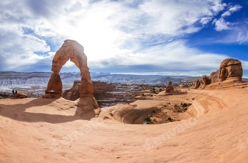 Preview: Super Wide Angle View Of The Famous Delicate Arch Feature In Arches National Park With Two