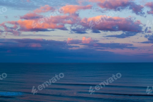Visualização: Nascer do sol com nuvens sobre o oceano