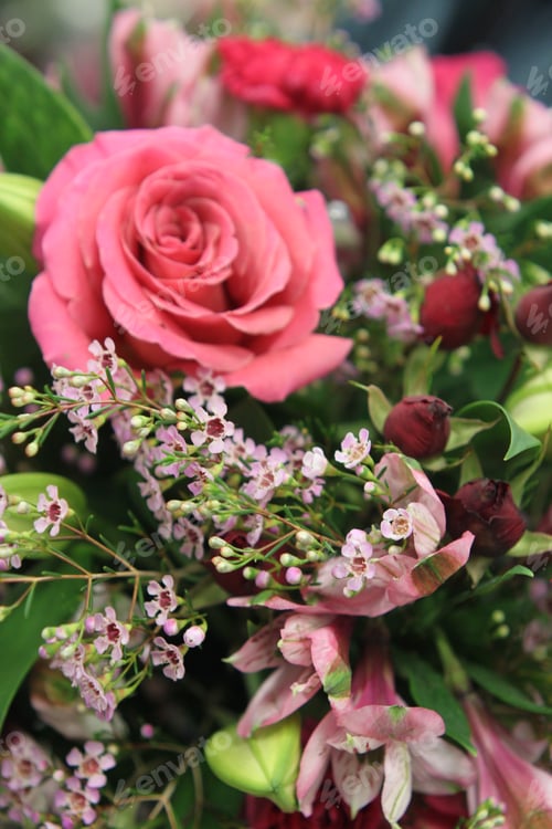 Preview: A Bouquet Arrangement Of Red Roses With Astroemerias And Wax Flowers 8093