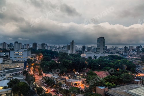 Visualização: Belo Horizonte em um crepúsculo com tempo chuvoso. Minas Gerais, Brasil.