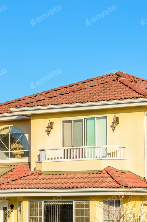 Aperçu: The Top Of The House Or Apartment Building With Nice Window.