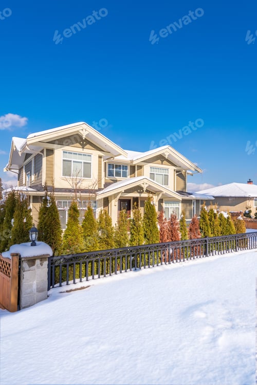 Aperçu: A Typical American House In Winter. Snow Covered.