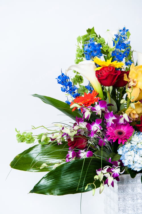 Preview: Lush Holiday Bouquet Full Of Orchids, Roses And Lillies In Silver Vase