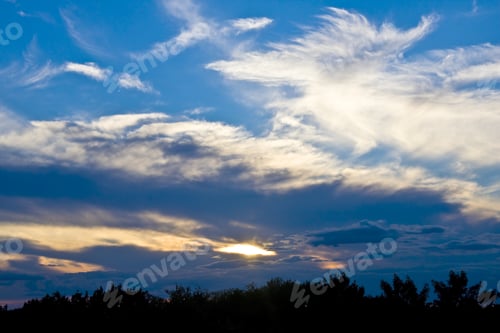 Vorschau: Wunderschöner Sonnenuntergang mit lebhaftem blauem Himmel und hellen Wolken