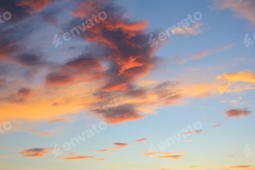 Vorschau: Hintergrund des Sonnenunterganghimmels - Farben und herrliche Natur