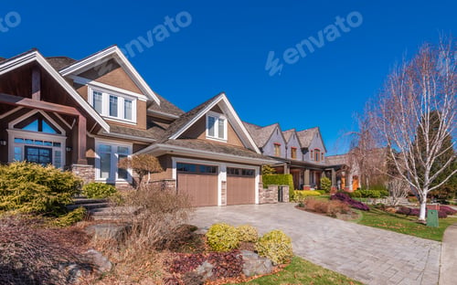 Aperçu: Houses In Suburb With Spring Blossom In The North America. Luxury Houses With Nice White And Pink